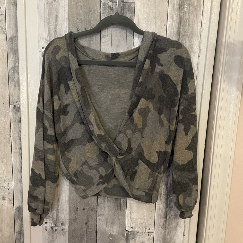 CAMO LONGSLEEVE TOP